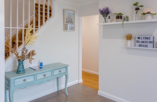Lake Munmorah House | Cheerful Lakeside House-Minutes away from anywhere