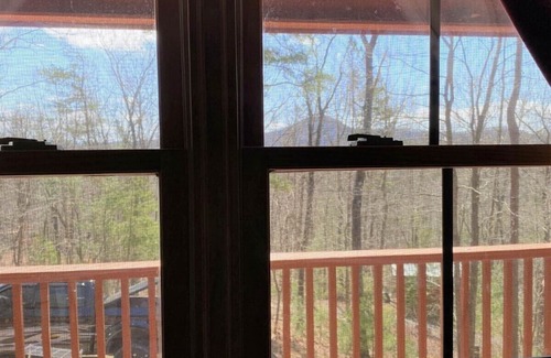 Murphy Cabin | Cheerful quiet mountain cabin on outer edge of Murphy