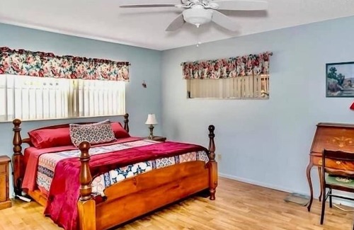 Park Lake Estates House | Cheerful Two-Bedroom Abode with Spacious Parking