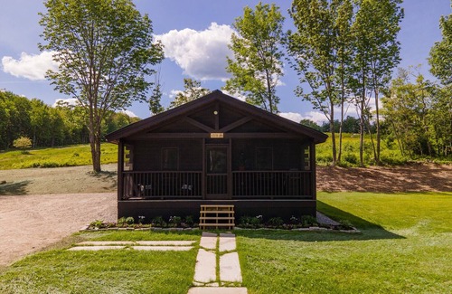 Lincolnville House | Cheerful Two Bedroom Cabin - 10 minutes to Camden!