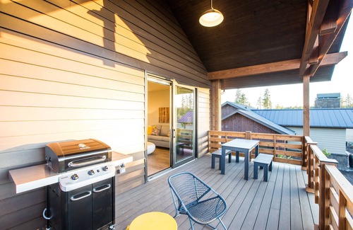 Bend House | CHEERY + bright ~ plush beds ~ resort amenities ~ BBQ ~Bend/Bachelor ~ wifi ~ 🐶