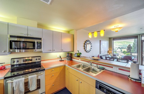 Chelan Condo | Chelan Home: Views, Pool, Hot Tub, & Beach Access