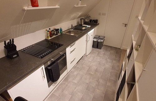Patchway Apartment | Cheltenham Studio Apartment with Private Hot Tub