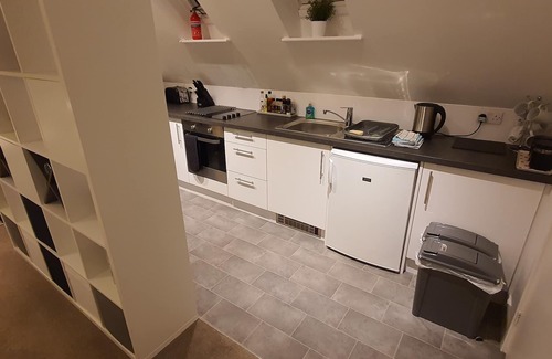 Patchway Apartment | Cheltenham Studio Apartment with Private Hot Tub
