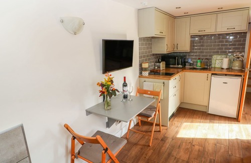 Sandbach Cottage | CHEQUER STABLE, romantic, character holiday cottage in Sandbach