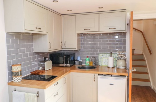 Sandbach Cottage | CHEQUER STABLE, romantic, character holiday cottage in Sandbach