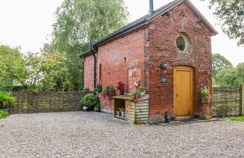 Sandbach Cottage | CHEQUER STABLE, romantic, character holiday cottage in Sandbach