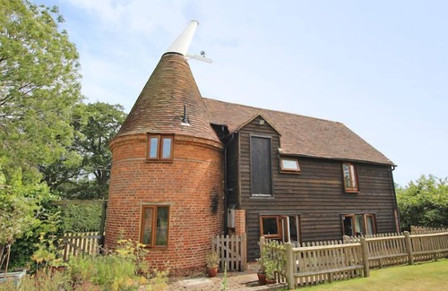 Ashford House | Chequer Tree Oast - Stunning Converted Oast House between Ashford and Tenterden