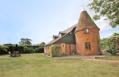Ashford House | Chequer Tree Oast - Stunning Converted Oast House between Ashford and Tenterden