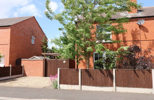 Newark House | CHERRY LODGE, pet friendly, with a garden in Newark-On-Trent