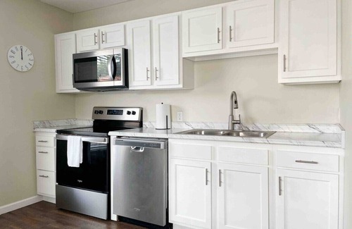 Evansville Apartment | Cherry Street Retreat B - 2BR/1BA APT near River