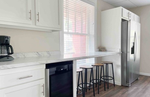 Evansville Apartment | Cherry Street Retreat B - 2BR/1BA APT near River
