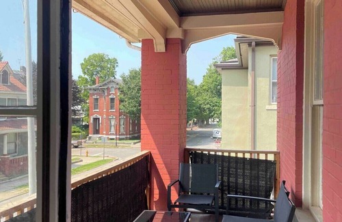 Evansville Apartment | Cherry Street Retreat B - 2BR/1BA APT near River