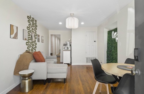 Cherry Street Apartment | Cherry Street with CARPORT - Arcade Game & Artsy - KING bed - Great Location