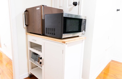 Cherry Street Apartment | Cherry Street with CARPORT - Arcade Game & Artsy - KING bed - Great Location