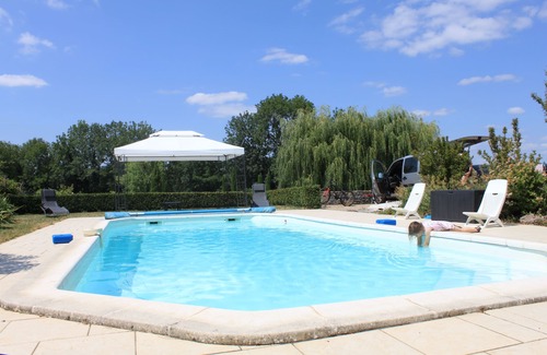 Dennevy Bed & Breakfast | Cherry Suite @ Calme au Canal du Centre
