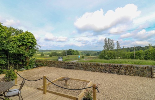 Stonedge Cottage | CHERRY TREE COTTAGE, pet friendly, with hot tub in Chesterfield