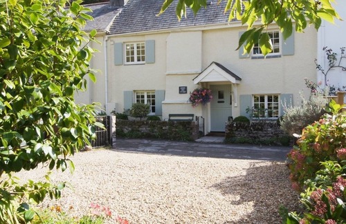 Noss Mayo Cottage | CHERRY TREE COTTAGE, pet friendly, with a garden in Noss Mayo