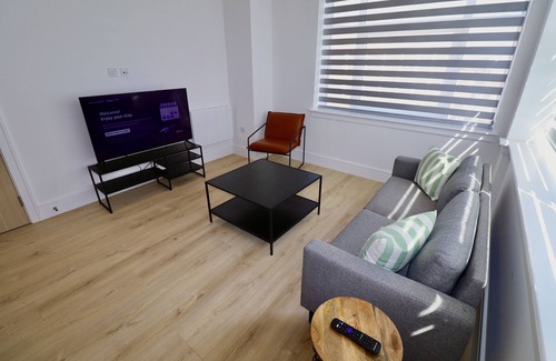 Runnymede Apartment | Chertsey Modern 2-Bed Flat with Ensuite, Parking & Ultra-Fast WiFi