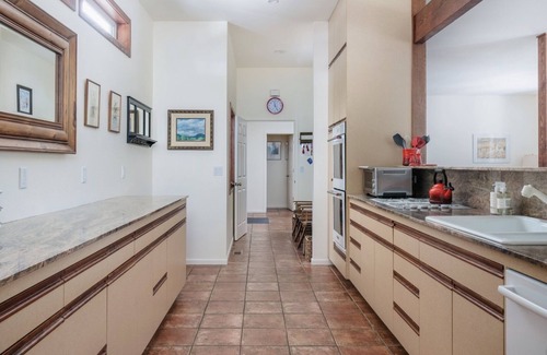 Arnold House | CHESA MADRISA - EV, AC, open floor plan + 3 king bed suites in Big Trees Village