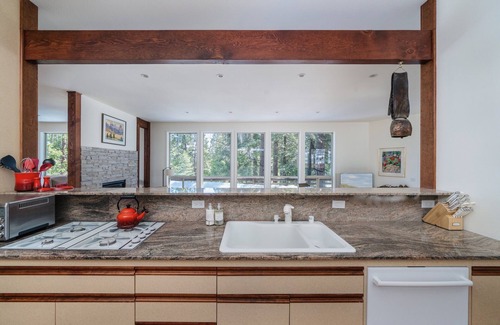 Arnold House | CHESA MADRISA - EV, AC, open floor plan + 3 king bed suites in Big Trees Village