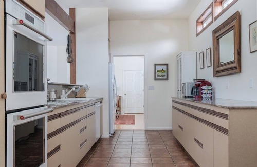 Arnold House | CHESA MADRISA - EV, AC, open floor plan + 3 king bed suites in Big Trees Village