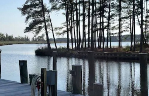 Cambridge House | Chesapeake Bay Waterfront Retreat. Access to Private Dock, Beach and Pool.