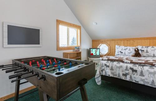 St. Anthony House | Chester Currents by KABINO Riverfront on Henrys Fork Air Conditioning Boat Launch Foosball Pool Table Huge Yard Garage WIFI
