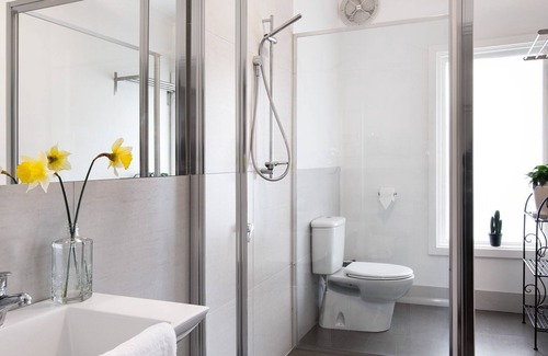 Daylesford Apartment | Chestnut Daylesford-Log fire place, spa bath and close to all of Daylesford's attractions
