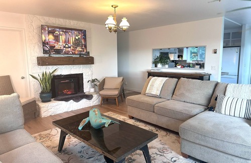 Brookings House | Chetco Riverview! Private! Rejuvenating Hot Tub! King Bed!