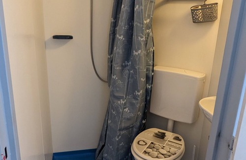 Lully Apartment | Chez Fantin - Chambres Indépendantes Avec Cabine de Douche