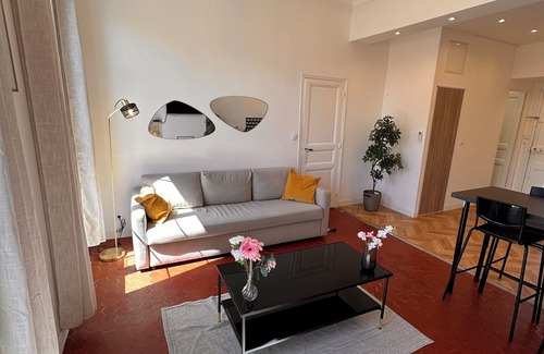 Notre-Dame du Mont Apartment | Chez l'Authentique, a large, cosy T2 on Cours Julien