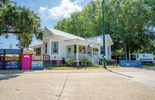 Downtown House | Chez La Fête - Guesthouse & Backyard