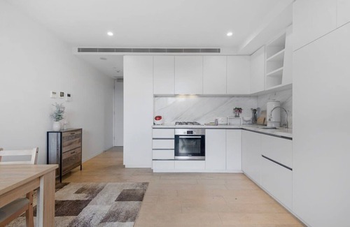 Doncaster Apartment | Chic 1-Bed Near Park, Function Centre and Shops