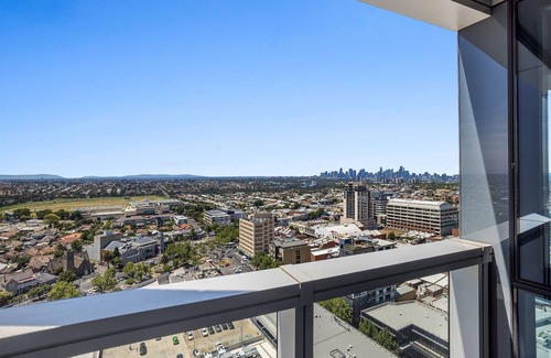 Moonee Ponds Apartment | Chic 1-Bed with Parking, Gym, Pool & City Views