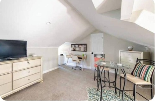 Terry Sanford Apartment | Chic 1-bedroom apartment in fabulous Fayetteville with AC, WiFi