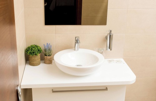 Mahala Apartment | Chic 1-bedroom apartment with WiFi, AC in amazing near airport