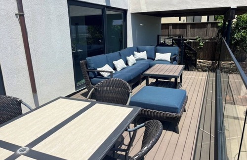 La Playa Apartment | Chic 1-bedroom corporate apartment with amazing view. Walk to beach. Fast wifi