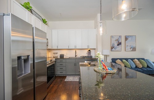 Second Ward Apartment | Chic 1-Bedroom Modern Apt with Gym & Free Parking
