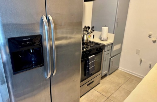 Los Angeles Apartment | Chic 1-bedroom Sofi, intuit, Kia forum Home nnDownstairs left