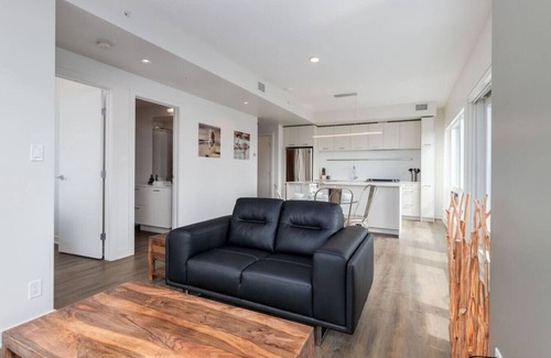 Victoria Park Apartment | Chic 1BR Apt with City Views, Near Stampede Park