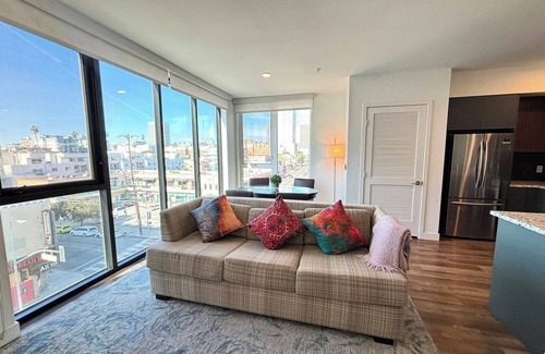 Wilshire Center House | Chic 1BR Deluxe in DTLA Near K-Town & Staples, with Rooftop, WIFI, AC and Gym