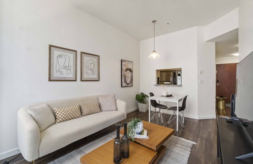 Downtown Vancouver Apartment | Chic 1BR Retreat in Downtown!