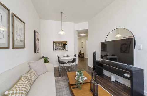 Downtown Vancouver Apartment | Chic 1BR Retreat in Downtown!