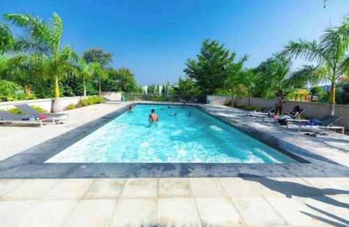 Kweiman Apartment | Chic 1BR w/Pool & Generator 5 mins from Aburi
