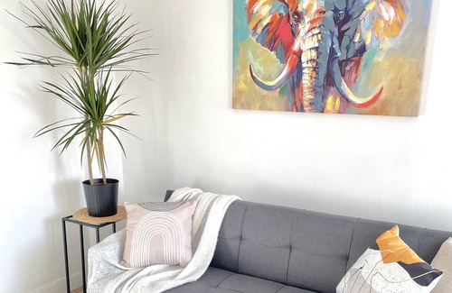 Bloxwich Apartment | Chic: 2 Bed 1 en-suite apartment/ close to city centre!