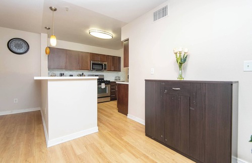 City West Apartment | Chic 2-Bed Apt in Fabulous Los Angeles with Balcony, Fitness Room and WiFi