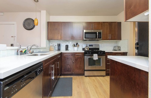 City West Apartment | Chic 2-Bed Apt in Fabulous Los Angeles with Balcony, Fitness Room and WiFi