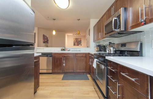 City West Apartment | Chic 2-Bed Apt in Fabulous Los Angeles with Balcony, Fitness Room and WiFi