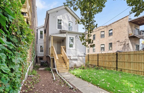 Douglas Apartment | Chic 2-bedroom apartment in beautiful Chicago. 30+ Day Stays Only